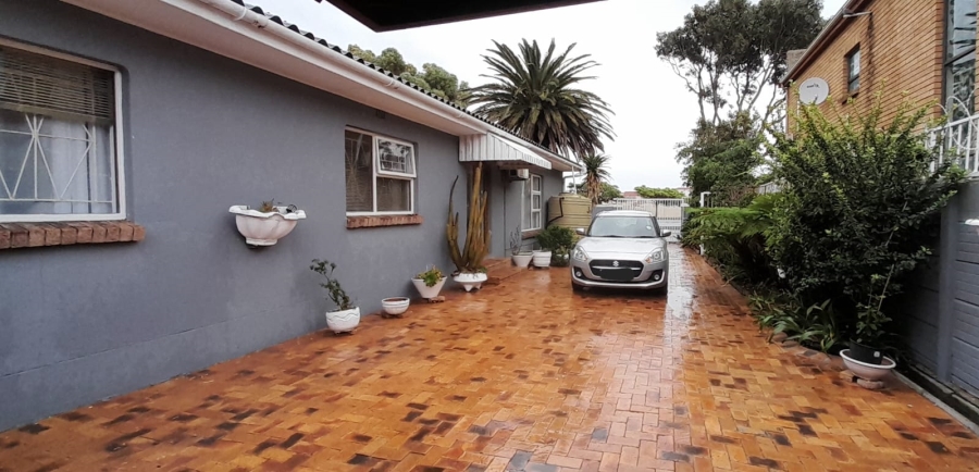 4 Bedroom Property for Sale in Gordon Strand Estate Western Cape